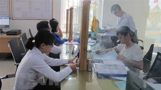  Người dân làm thủ tục hành chính. (Ảnh minh họa: Hải Yến/TTXVN)