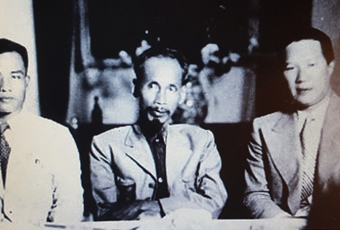 Thuở ban đầu dân quốc ấy, Cụ Hồ với Cố vấn Vĩnh Thụy ( bên phải) Thuở ban đầu dân quốc ấy, Cụ Hồ với Cố vấn Vĩnh Thụy ( bên phải)