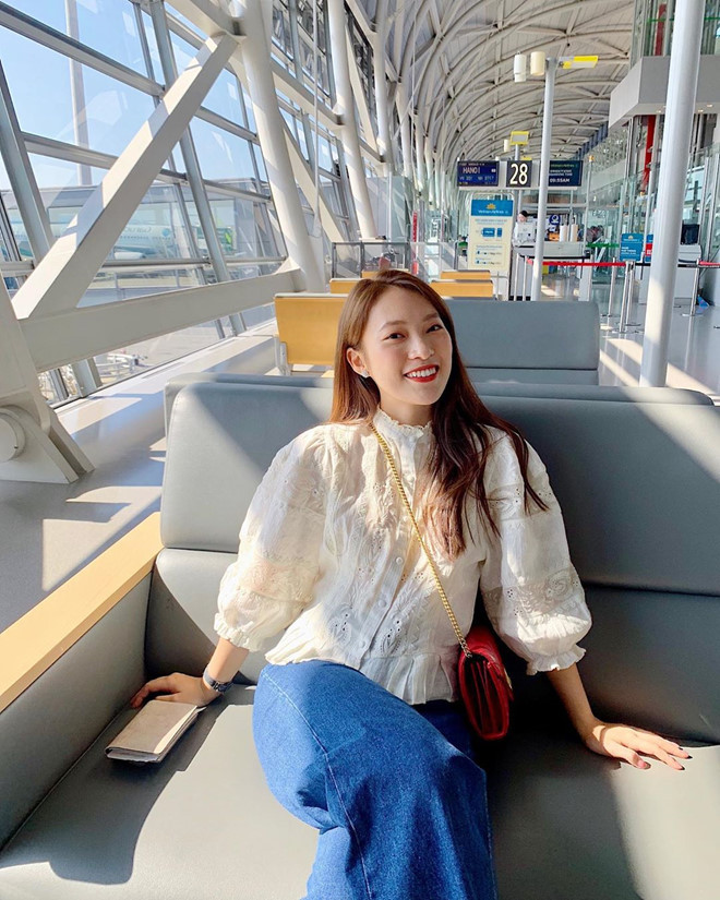 Người đẹp cũng ưa chuộng mẫu túi xách này, khi kết hợp cùng nhiều phong cách khác nhau. Một chiếc áo blouse tay phồng cổ điển phối với quần jeans ống suông thoải mái.