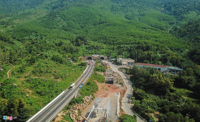 "Năm 2020, hầm Hải Vân 2 vào vận hành sẽ giảm áp lực qua hầm Hải Vân 1, đồng thời rút ngắn thời gian lưu thông cho các phương tiện, nâng cao hiệu quả vận chuyển hàng hóa, hành khách", ông Đông thông tin. Trong ảnh: Tuyến đường dẫn vào phía nam cửa hầm - địa phận Đà Nẵng đã hoàn thành 80% khối lượng. "Năm 2020, hầm Hải Vân 2 vào vận hành sẽ giảm áp lực qua hầm Hải Vân 1, đồng thời rút ngắn thời gian lưu thông cho các phương tiện, nâng cao hiệu quả vận chuyển hàng hóa, hành khách", ông Đông thông tin. Trong ảnh: Tuyến đường dẫn vào phía nam cửa hầm - địa phận Đà Nẵng đã hoàn thành 80% khối lượng.