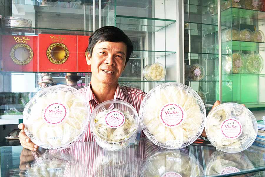  Ông Phạm Tiến Dũng bên sản phẩm tổ yến thành phẩm. Ảnh: L.H