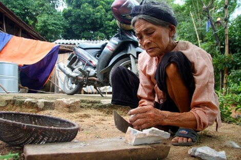 Theo cụ Biện, đất ngói sau khi đã được đào lên sẽ được đem phơi khô, rồi chẻ thành từng miếng nhỏ theo thớ đất, cạo hết lớp ken đất bên ngoài sẽ còn lại miếng đất trắng tinh như thạch cao. Theo cụ Biện, đất ngói sau khi đã được đào lên sẽ được đem phơi khô, rồi chẻ thành từng miếng nhỏ theo thớ đất, cạo hết lớp ken đất bên ngoài sẽ còn lại miếng đất trắng tinh như thạch cao.