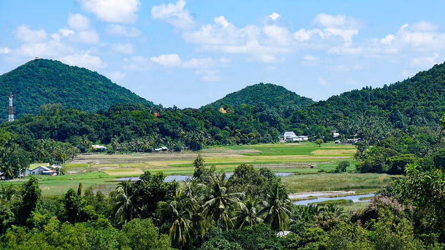 Hà Tiên thuộc vùng Đồng bằng sông Cửu Long nhưng là một vùng bán sơn địa điển hình