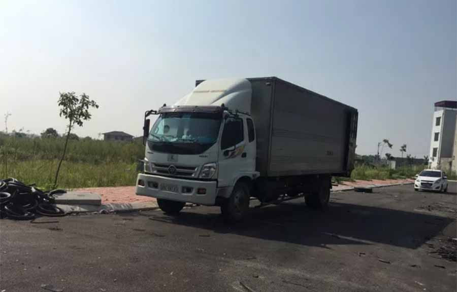 Xe ôtô tải các nghi phạm chở dầu thải đổ xuống nguồn nước sông Đà