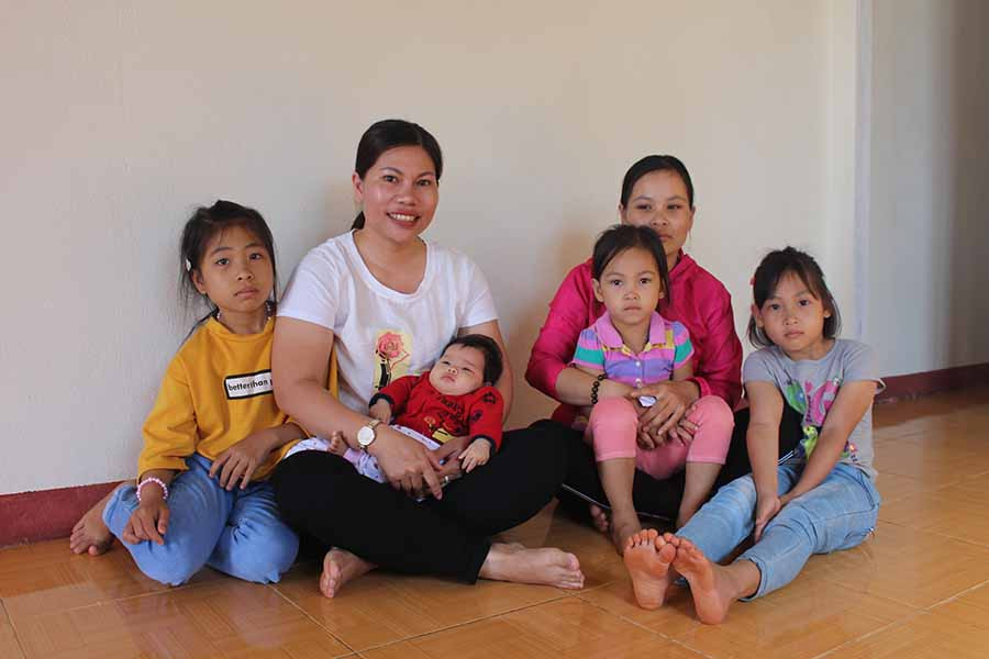 Chị Nguyễn Thị Bình (thứ 2 từ trái sang) đến thăm gia đình chị Nguyễn Thị Giang. Ảnh: T.B  Chị Nguyễn Thị Bình (thứ 2 từ trái sang) đến thăm gia đình chị Nguyễn Thị Giang. Ảnh: T.B