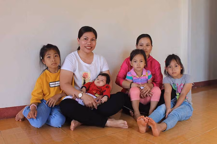  Chị Nguyễn Thị Bình (thứ 2 từ trái sang) đến thăm gia đình chị Nguyễn Thị Giang. Ảnh: T.B