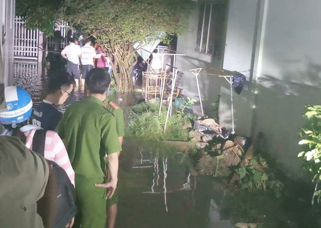 Con hẻm ngập nước, nơi ba người bị điện giật. Ảnh: A.Minh. Con hẻm ngập nước, nơi ba người bị điện giật. Ảnh: A.Minh.