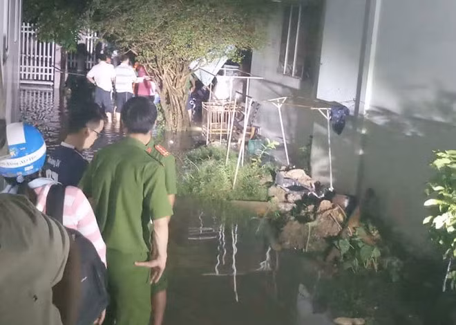 Con hẻm ngập nước, nơi ba người bị điện giật. Ảnh: A.Minh.