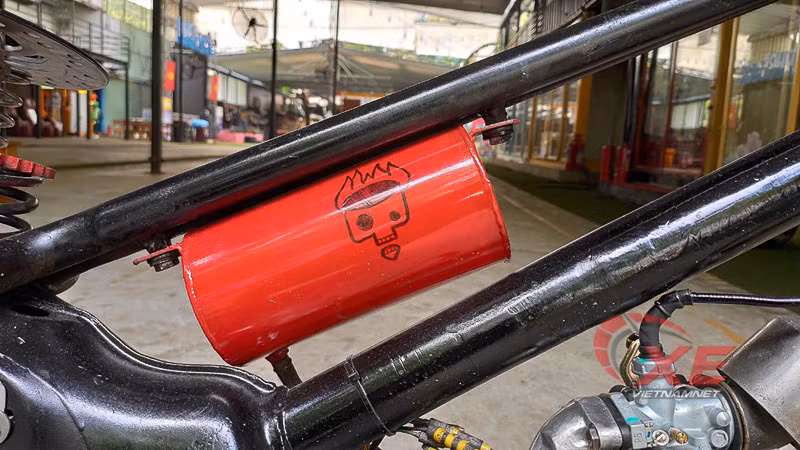  Chi tiết bình xăng khá nhỏ, được làm thủ công chỉ chứa 1 lít xăng.