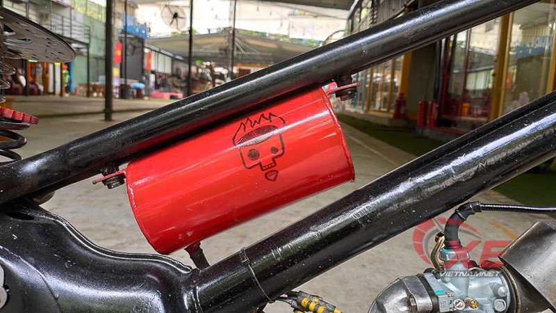  Chi tiết bình xăng khá nhỏ, được làm thủ công chỉ chứa 1 lít xăng.