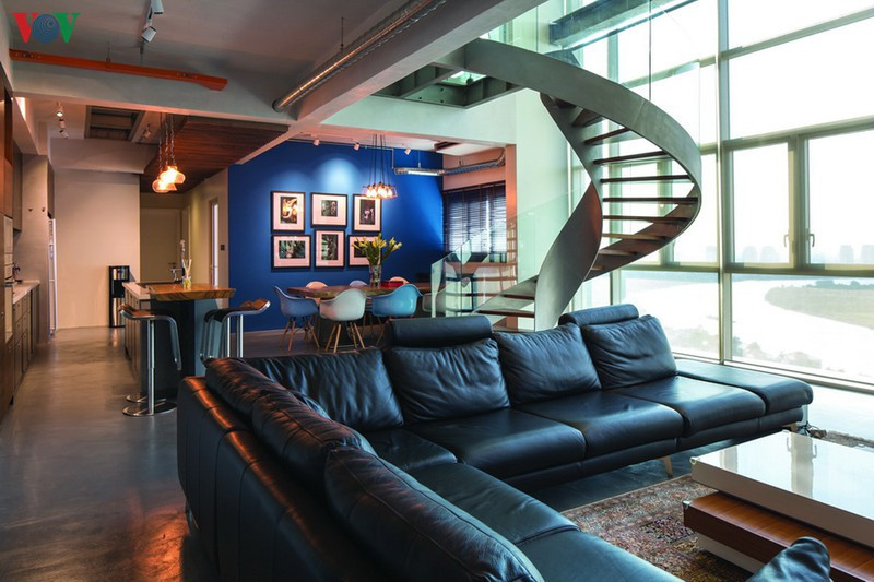 Đây là một căn hộ duplex (căn hộ thông tầng) nằm trong một tòa chung cư cao tầng. Căn hộ có một mặt thoáng lớn hướng ra không gian thiên nhiên khoáng đạt bên ngoài. Đây là một căn hộ duplex (căn hộ thông tầng) nằm trong một tòa chung cư cao tầng. Căn hộ có một mặt thoáng lớn hướng ra không gian thiên nhiên khoáng đạt bên ngoài.