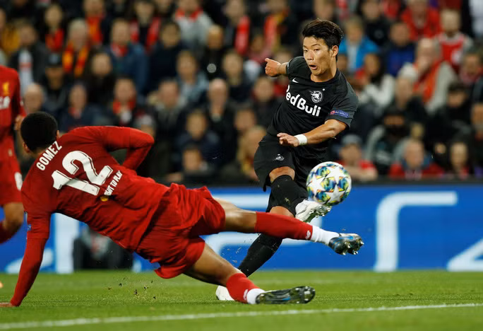 Hwang Hee-chan loại cả hàng thủ chủ nhà để ghi bàn