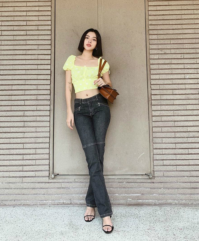  Với đôi chân dài, quán quân The Face nâng tầm cho chiếc quần jeans ống đứng cơ bản khi mặc cùng áo crop top màu vàng chanh nổi bật. Ảnh: @tu_hhao.