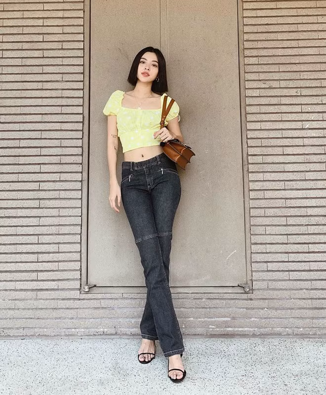  Với đôi chân dài, quán quân The Face nâng tầm cho chiếc quần jeans ống đứng cơ bản khi mặc cùng áo crop top màu vàng chanh nổi bật. Ảnh: @tu_hhao.