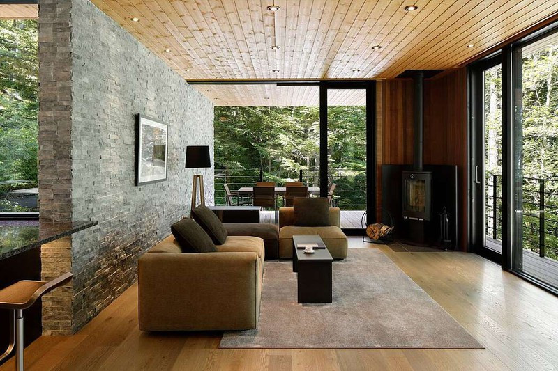 Ngoài ra, nhà còn được gia cố bằng một bức tường đá giúp công trình luôn vững chãi và bền bỉ trước thời gian. Ngoài ra, nhà còn được gia cố bằng một bức tường đá giúp công trình luôn vững chãi và bền bỉ trước thời gian.