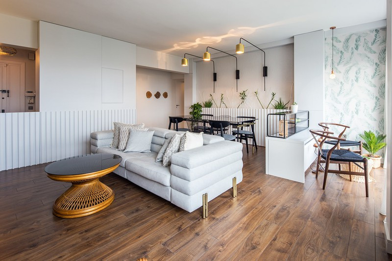 Bàn ăn được đặt ở gần cửa sổ nhằm lấy ánh sáng và gió tốt nhất.