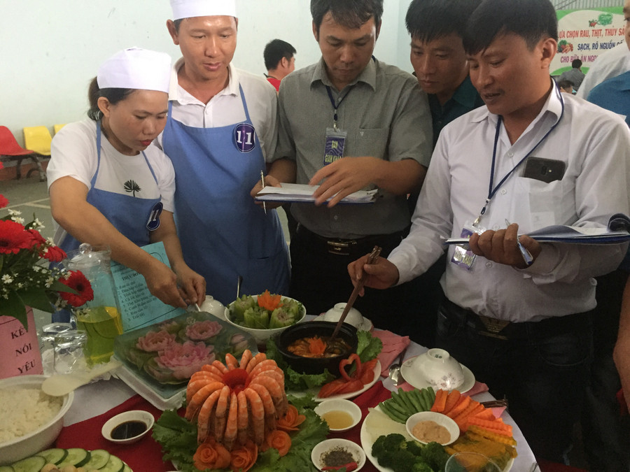 Ban giám khảo chấm điểm mâm cơm gia đình. Ảnh: Hoàng Hiền