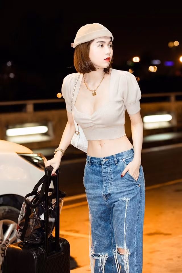 Cùng với đó, cô nàng thường mix với quần jeans phom suông, tạo nên sự cân bằng giữa bố cục ôm, rộng… và dùng túi xách hàng hiệu làm điểm nhấn.