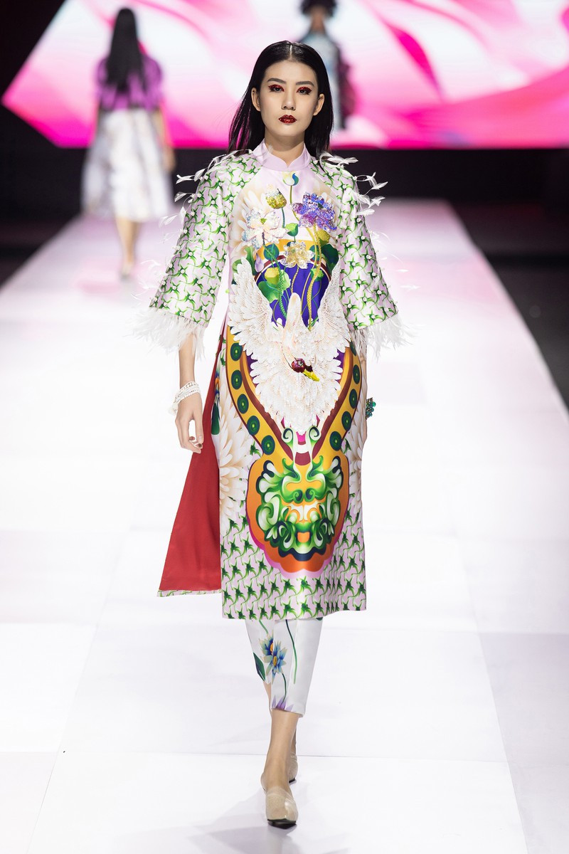 Là một NTK luôn tận dụng tất cả các tinh hoa văn hóa của dân tộc nên tất cả các mẫu thiết kế của Thuy Design House, Thuỷ Nguyễn luôn có kỹ thuật điểm xuyết và thêu tay một cách tỉ mỉ các họa tiết rất Việt Nam như rồng, hoa sen, mẫu đơn, hoa đào hay lông ngỗng,...