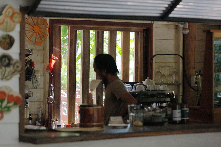 Một tiệm cafe trên đường tới Baan Kang Wat đóng cửa lúc 15 giờ - Ảnh: Thùy Dương