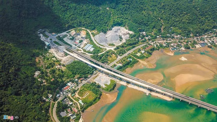 "So với kế hoạch Bộ GTVT giao thì chúng tôi vượt tiến độ hơn 2 tháng. Việc đưa hầm Hải Vân 2 vào hoạt động cuối năm 2020 là rất khả thi", ông Đông nói.