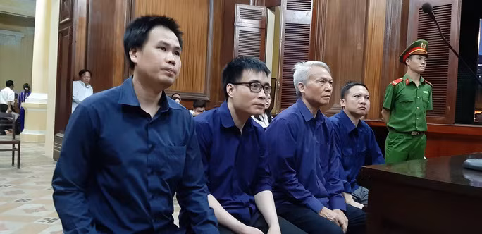Các bị cáo chờ tòa tuyên án