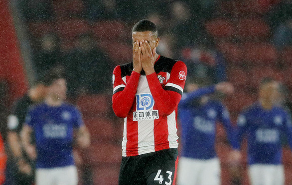 Sự thất vọng của cầu thủ Southamton trong trận thua Leicester - Ảnh: REUTERS