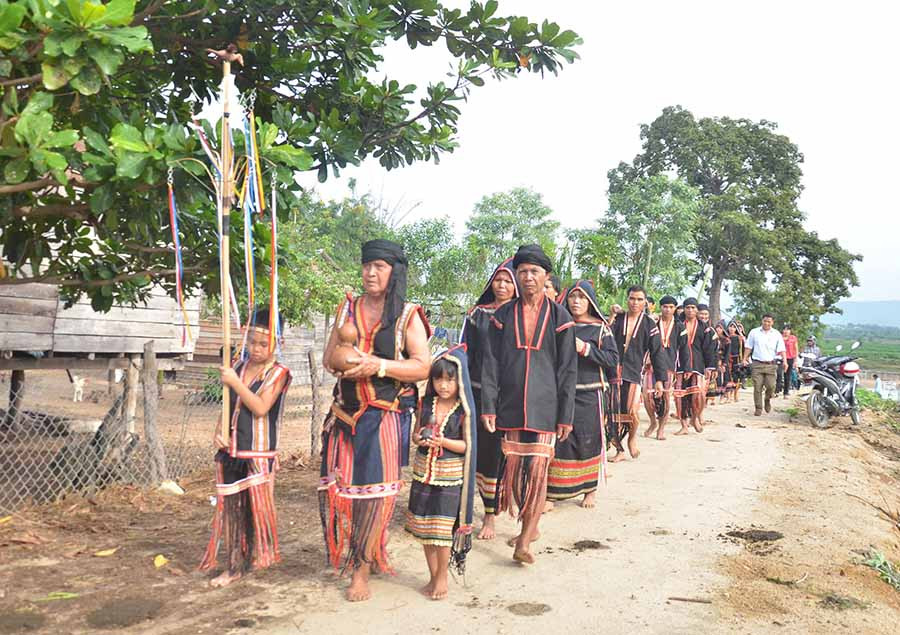 Đoàn rước hồn nước đưa nước về nhà già làng để tổ chức lễ cúng chính thức. Ảnh: P.L