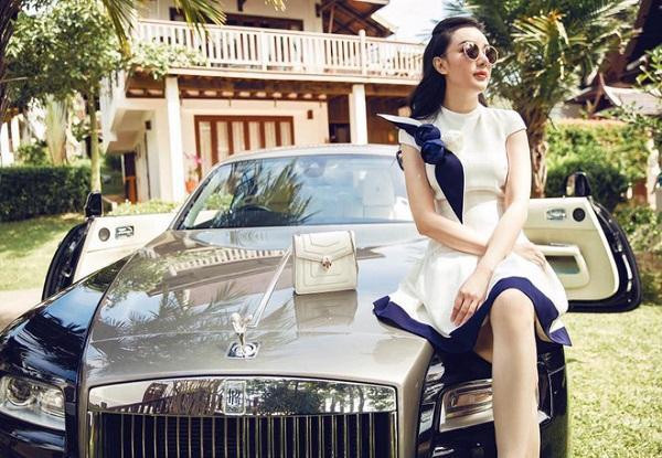 Hot girl Việt chụp ảnh trước biệt thự của gia đình chồng. Hot girl Việt chụp ảnh trước biệt thự của gia đình chồng.