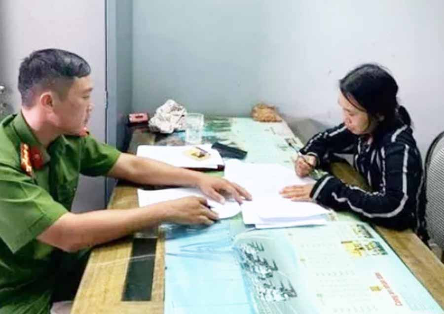 Nghi phạm Đinh Thị Then tại cơ quan công an