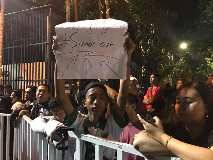  Các CĐV Indonesia giơ biểu ngữ yêu cầu HLV Simon McMenemy từ chức