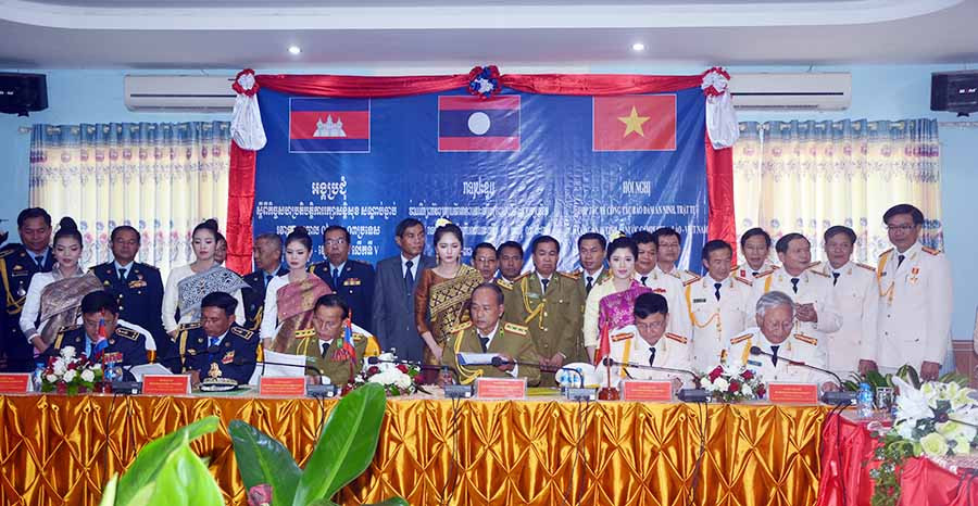 Trưởng đoàn 6 tỉnh, 3 nước Việt Nam - Lào - Campuchia ký Biên bản ghi nhớ lần thứ V tại tỉnh Sê Kông, Nước Cộng hòa Dân chủ Nhân dân Lào. Ảnh: Lê Ánh