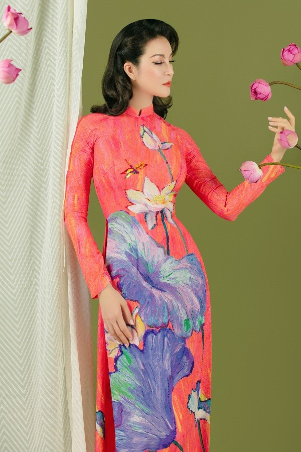 Kiểu tóc hơi hướng cổ điển xoăn lọn nhẹ không ngờ lại vô cùng hợp với trang phục áo dài