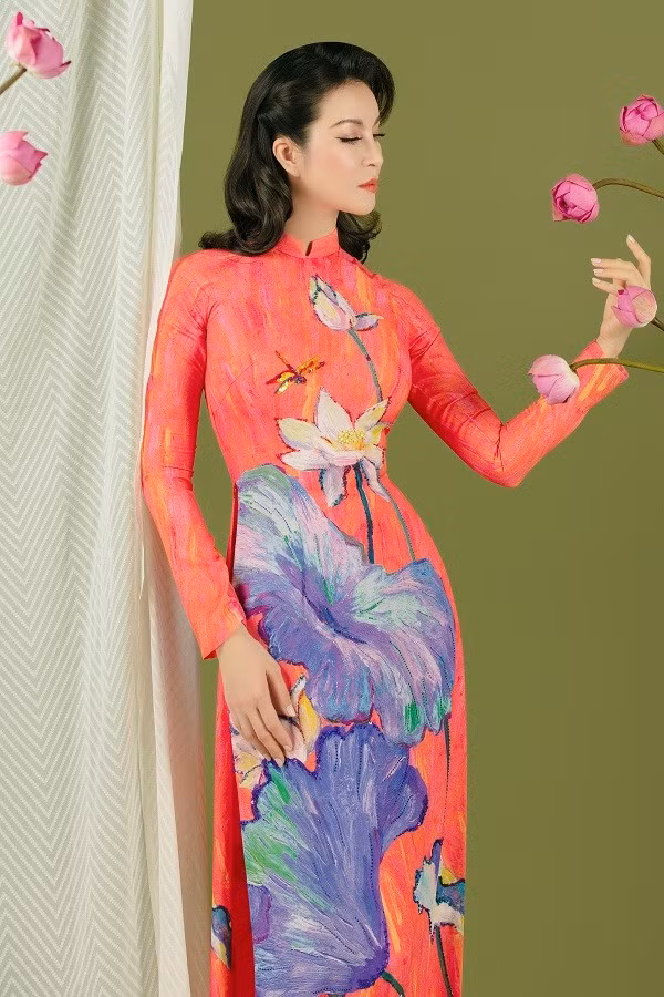 Kiểu tóc hơi hướng cổ điển xoăn lọn nhẹ không ngờ lại vô cùng hợp với trang phục áo dài