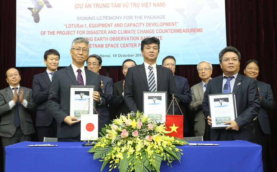  Lễ ký kết gói thầu “Vệ tinh LOTUSat-1, thiết bị và đào tạo nhân lực”.