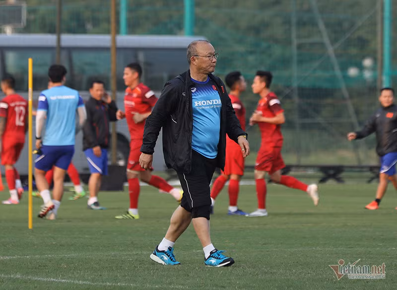 nhưng nhìn đại cục, thì kết quả đó cũng không có gì quá đáng buồn. Bởi tuyển Việt Nam và HLV Park Hang Seo đang đợi Quang Hải, Duy Mạnh trở về