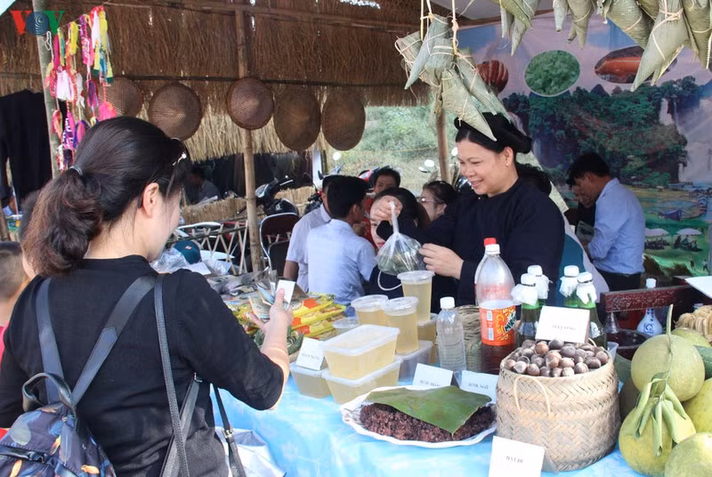  Cũng nằm trong chuỗi các hoạt động của tuần văn hóa, thể thao, du lịch Cao Bằng, tại thành phố Cao Bằng vừa diễn ra Liên hoan hát then, đàn tính Cao Bằng năm 2019. Các nghệ nhân của 13 huyện, thành phố đã mang đến hội thi những tiết mục đặc sắc, được dàn dựng công phu, thể hiện được nét độc đáo của tiếng tính, điệu Then - hồn cốt trong văn hóa đồng bào dân tộc Tày - Nùng địa phương. Kết quả, đoàn nghệ thuật quần chúng thành phố Cao Bằng giành giải nhất toàn đoàn. (Ảnh: Lưu lại những kỷ niệm chuyến đi cùng gia đình, người thân)