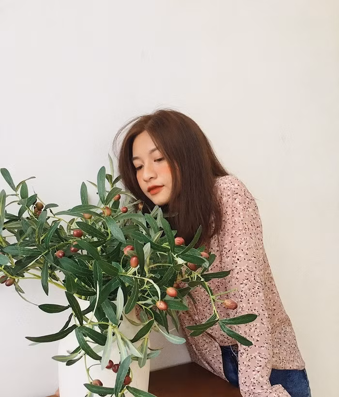 Tuy vậy, cô bạn nhận định bản thân là người khá giản dị, không chăm chút nhiều cho vẻ ngoài của bản thân vì “với sinh viên, dành thời gian cho việc học vẫn là quan trọng nhất”.