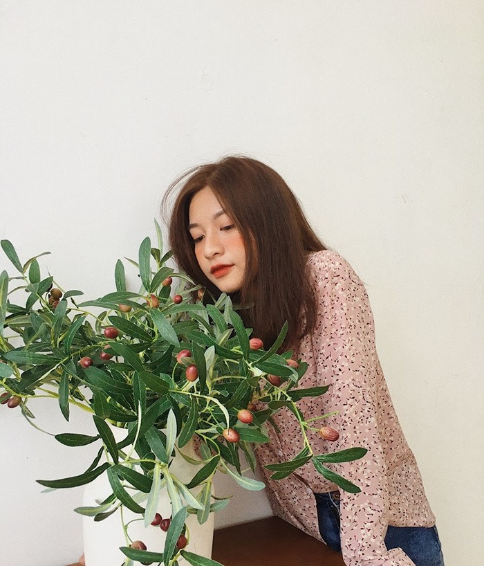 Tuy vậy, cô bạn nhận định bản thân là người khá giản dị, không chăm chút nhiều cho vẻ ngoài của bản thân vì “với sinh viên, dành thời gian cho việc học vẫn là quan trọng nhất”.