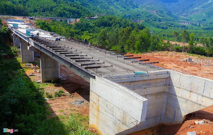 Tại gói thầu cầu Hải Vân, đơn vị thi công đã hoàn thành việc đúc dầm và cọc khoan nhồi, mố trụ. Đến nay, đơn vị thi công đã lao 23/26 nhịp dầm Tại gói thầu cầu Hải Vân, đơn vị thi công đã hoàn thành việc đúc dầm và cọc khoan nhồi, mố trụ. Đến nay, đơn vị thi công đã lao 23/26 nhịp dầm