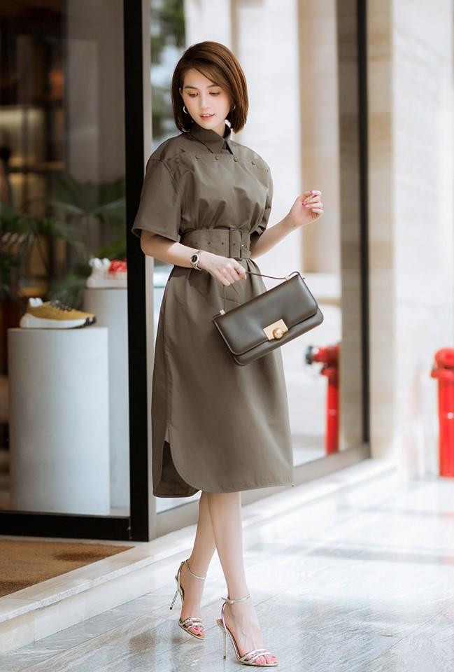 Váy sơ-mi mang tông màu nền nã là một trong những item được Ngọc Trinh chọn khi cần đến phong cách thanh lịch.