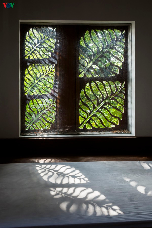 Bên ngoài ô cửa là màu xanh mát mắt.