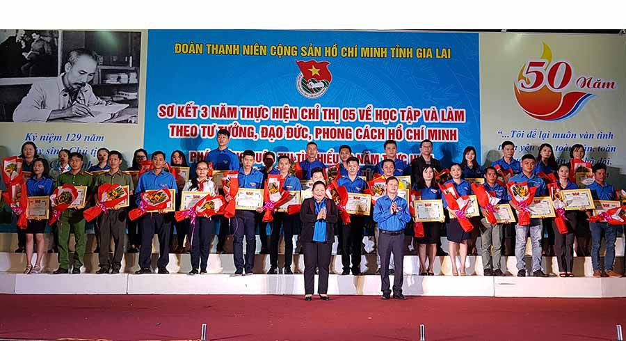  Tuyên dương các cá nhân xuất sắc trong phong trào tuổi trẻ học tập và làm theo lời Bác. Ảnh: H.Đ.T