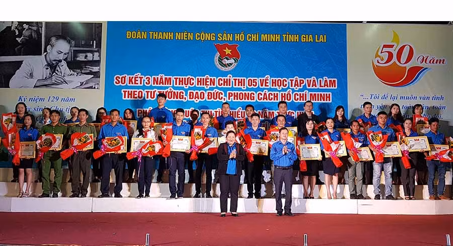  Tuyên dương các cá nhân xuất sắc trong phong trào tuổi trẻ học tập và làm theo lời Bác. Ảnh: H.Đ.T