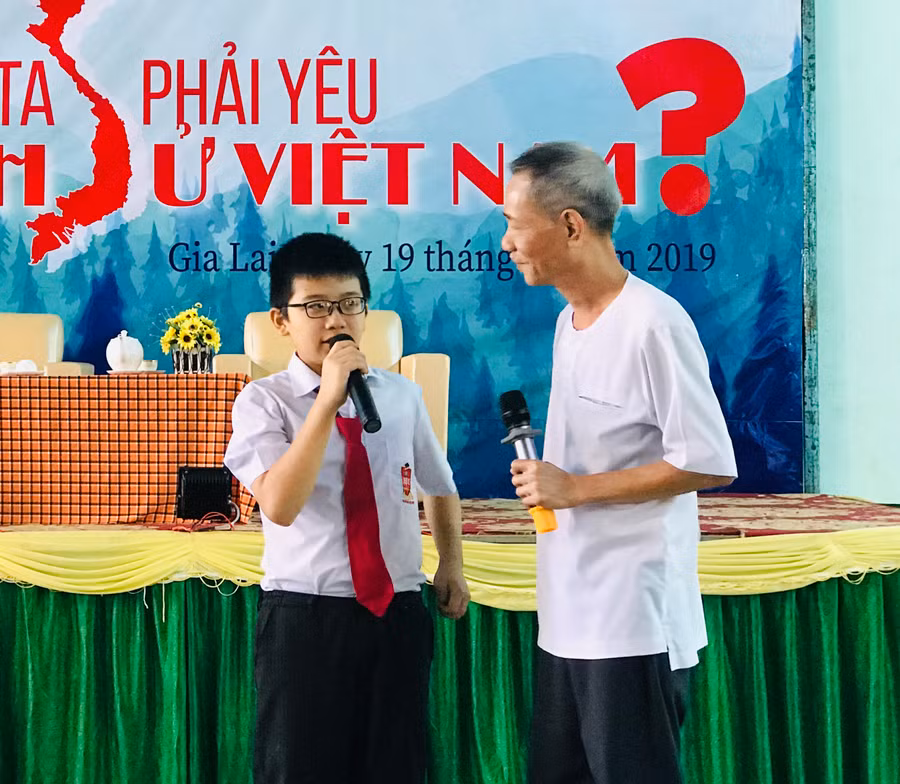 Các em học sinh giao lưu về chủ đề Tại sao chúng ta phải yêu lịch sử Việt Nam. Ảnh: Trần Dung