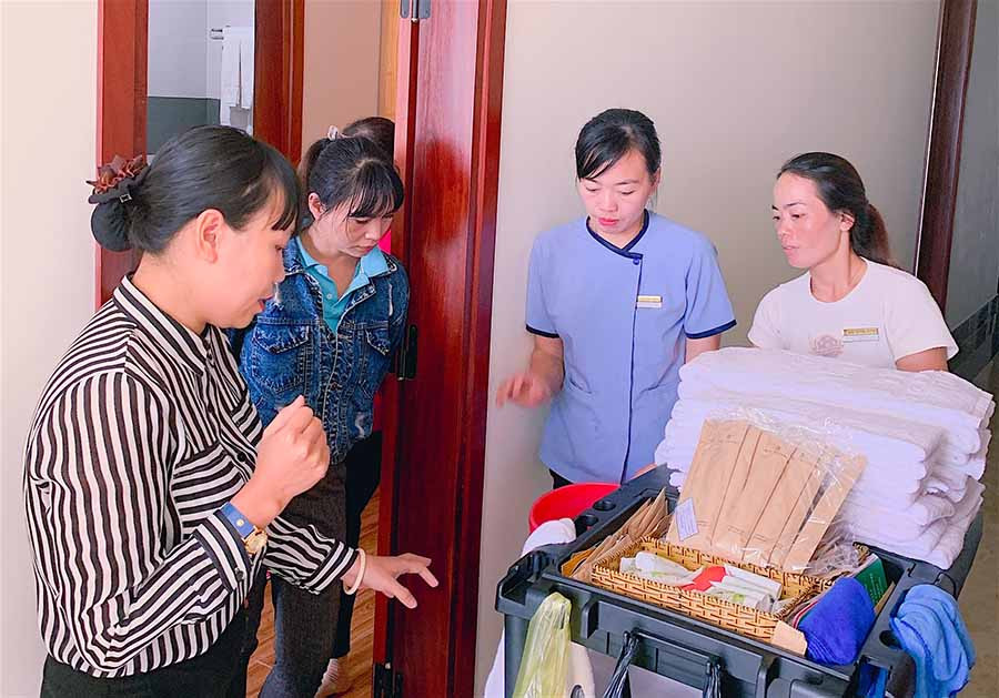 Bồi dưỡng nghiệp vụ phục vụ buồng khách sạn cho nhân viên một khách sạn ở TP. Pleiku. Ảnh: Hồng Thi