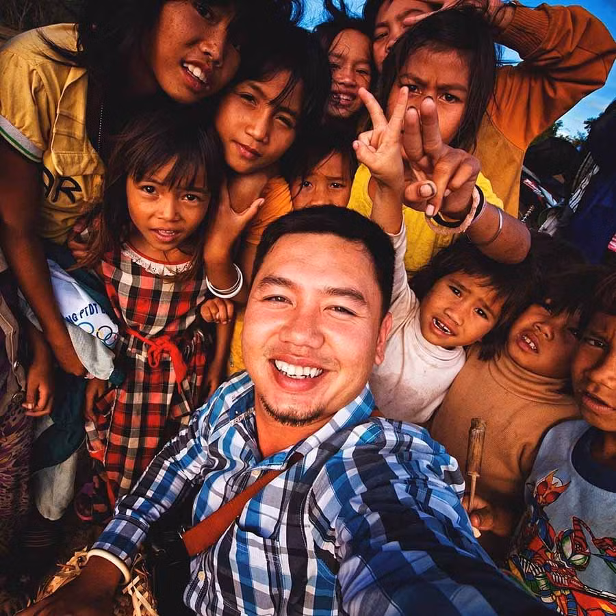 Niềm vui khi được hòa mình vào đời sống sinh hoạt của người dân. (Ảnh do nhân vật cung cấp)