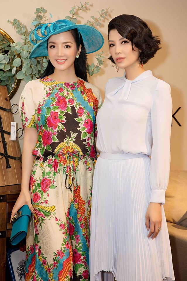  Sự kiện này còn có sự góp mặt của siêu mẫu kiêm doanh nhân Vũ Cẩm Nhung dù chị đang trong lịch trình vô cùng bận rộn sau sự kiện ra mắt tự truyện. Trong ảnh, Hoa hậu Giáng My đọ sắc cùng cựu siêu mẫu.