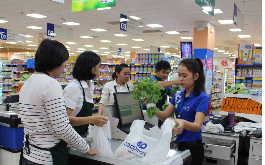 Các đội dự thi mua nguyên liệu ngay tại siêu thị. Ảnh: Anh Huy