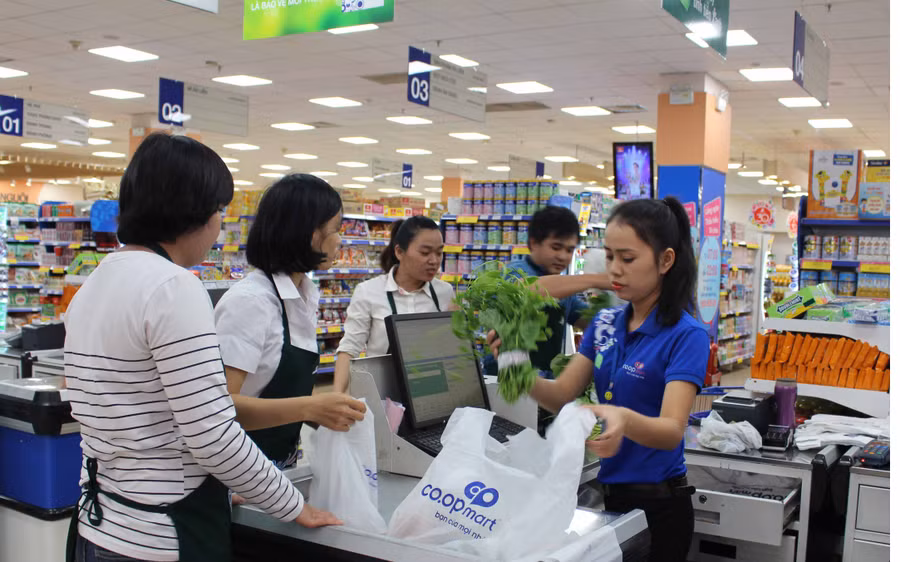 Các đội dự thi mua nguyên liệu ngay tại siêu thị. Ảnh: Anh Huy